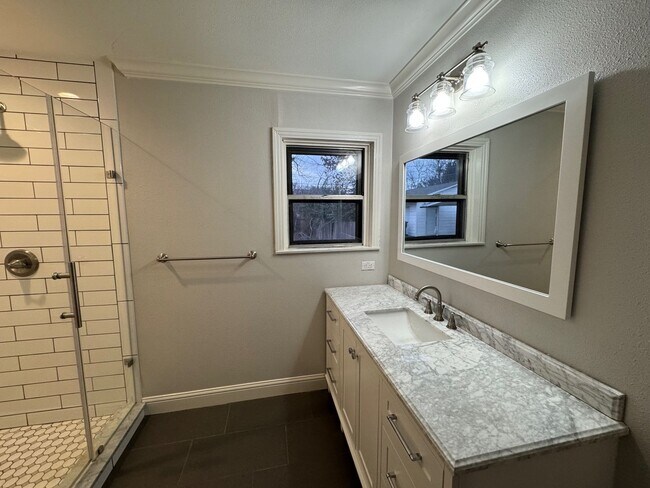 Building Photo - Beautiful Castle Heights Home