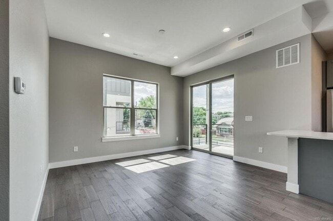 Building Photo - Luxurious End-Unit Modern Townhome at 5360...