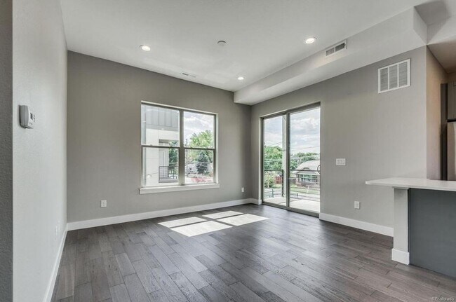 Foto del edificio - Luxurious End-Unit Modern Townhome at 5360...