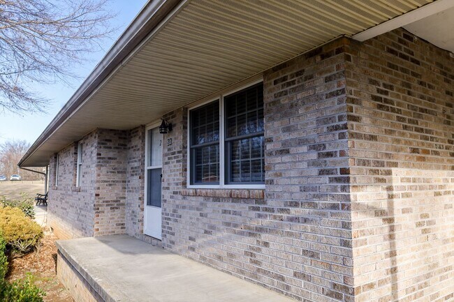 Foto del edificio - 150 Bart Greene Dr