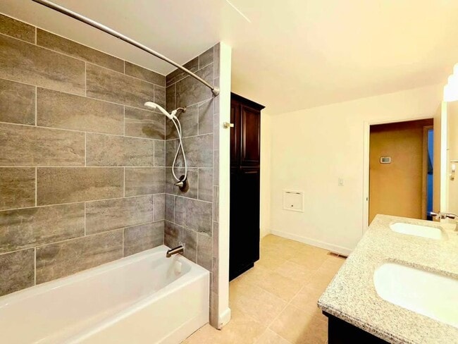 Foto del edificio - Large 4 Bed, 2 Bath in Desirable East Wena...