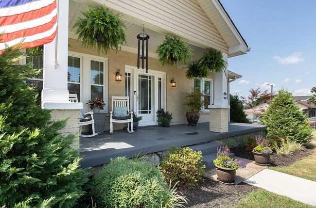 Building Photo - 4 Bedroom Home in the Nations - Prime Loca...