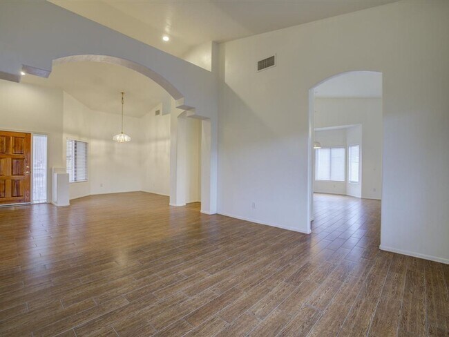 Foto del edificio - Spacious 4-Bedroom Home with Open Layout & Large Backyard