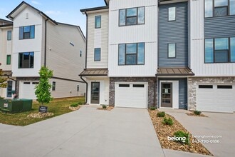 Building Photo - 19 Pikewood Ln