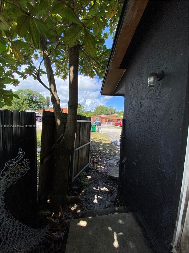 Building Photo - 6132 SW 39th St