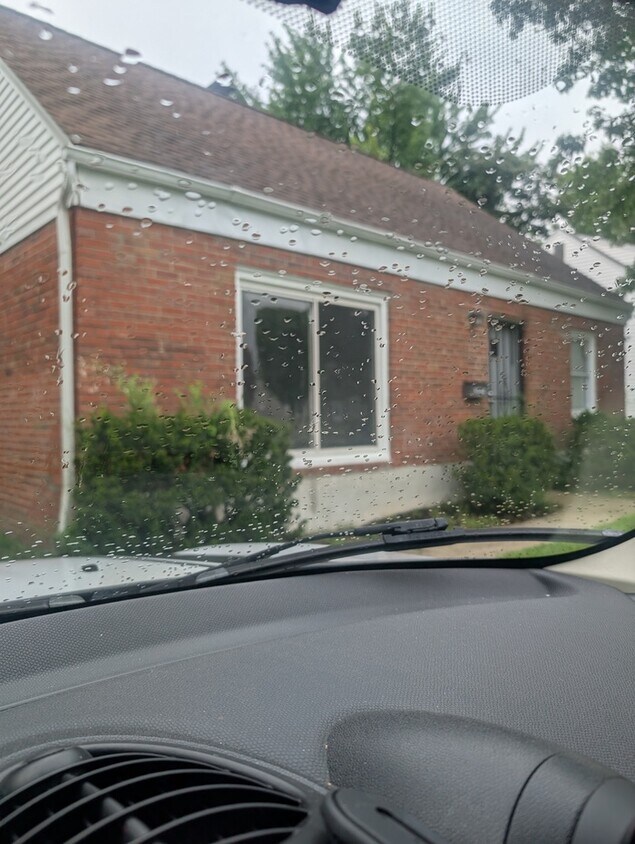 Foto principal - Charming 4 beds 1 bath in Euclid!