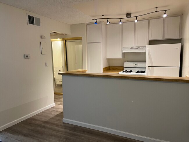 Cocina y pasillo - 18645 Hatteras St