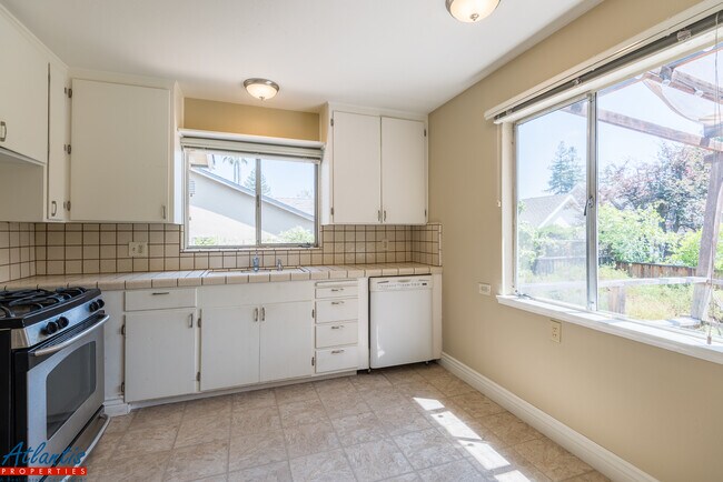 Building Photo - 15854 Poppy Ln