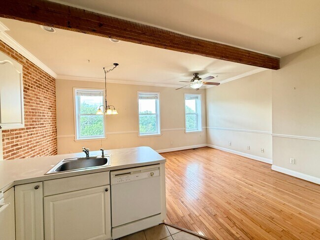 Building Photo - 204 S Patterson Park Ave