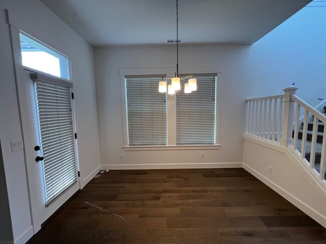 Building Photo - 7046 SE Chinquapin Dr