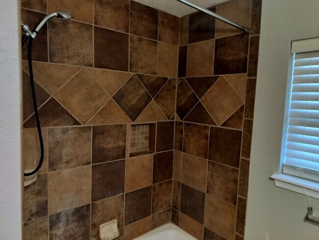 Building Photo - 3 Bedroom, 1 bathroom house in Edmond, OK with central heat and air