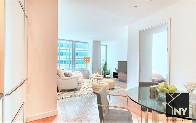 Building Photo - Luxury living - Great Deal - Massive space...
