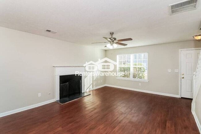 Building Photo - Spacious 4 Bed 2.5 Bath 2 Car Garage in so...