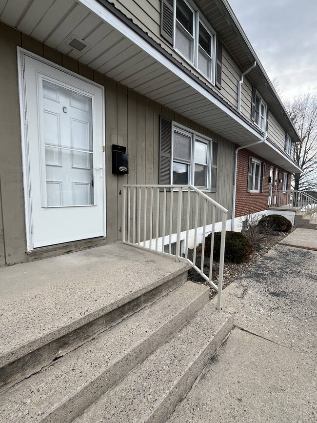 Building Photo - 611 Lincoln Way W