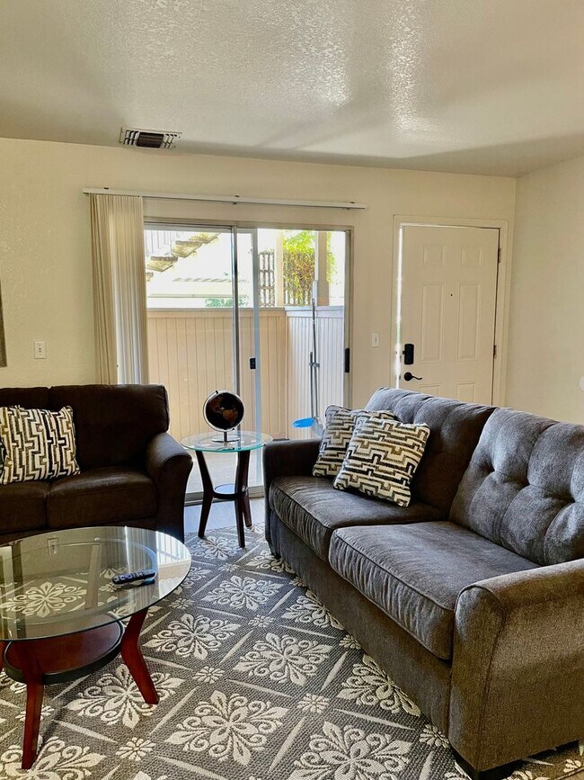 Foto del edificio - Apartment is furnished