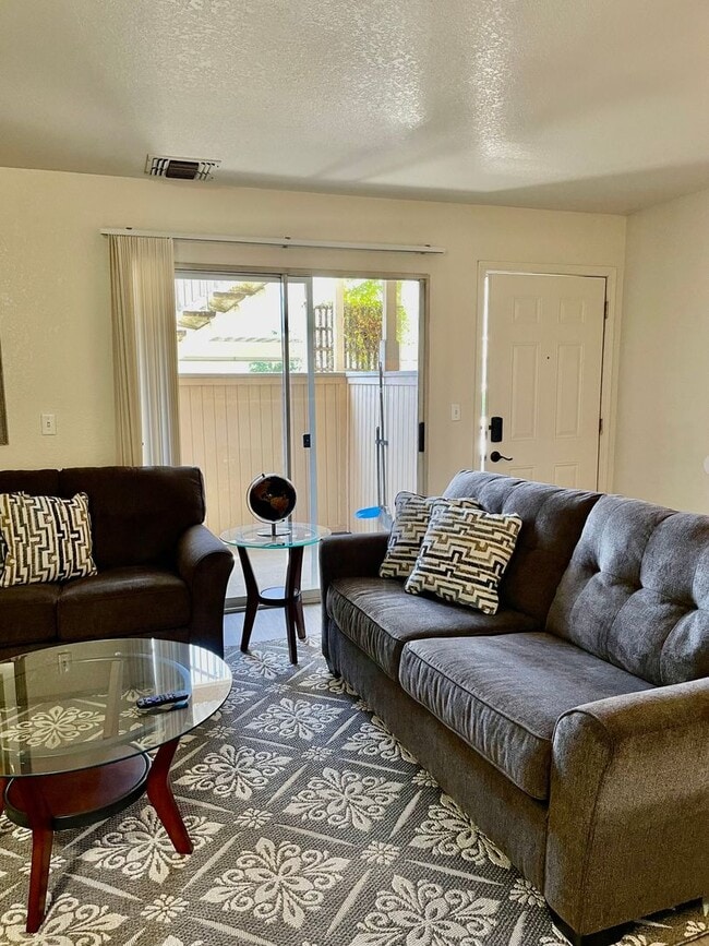 Building Photo - Apartment is furnished