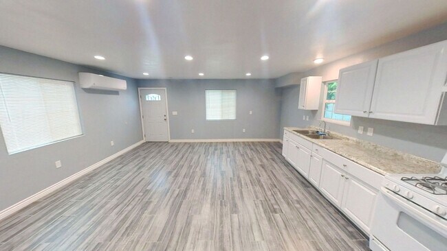 Foto del edificio - 1 Bedroom 1.5 bath Unit Available Now!