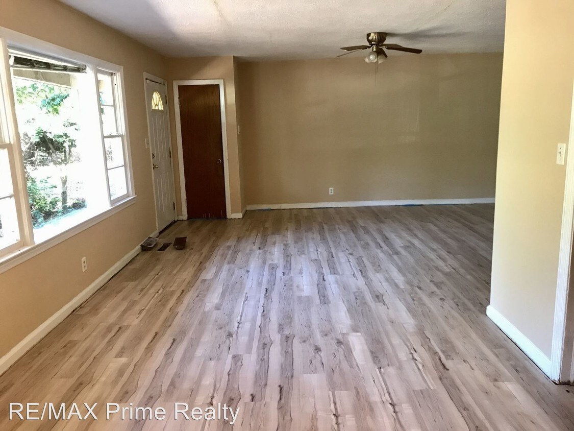 Foto del edificio - 3401 Summerville Rd