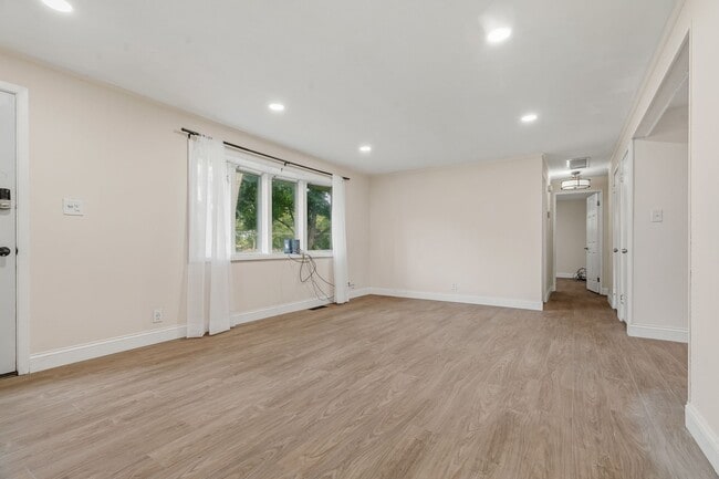 Building Photo - 1428 Laurel Dr