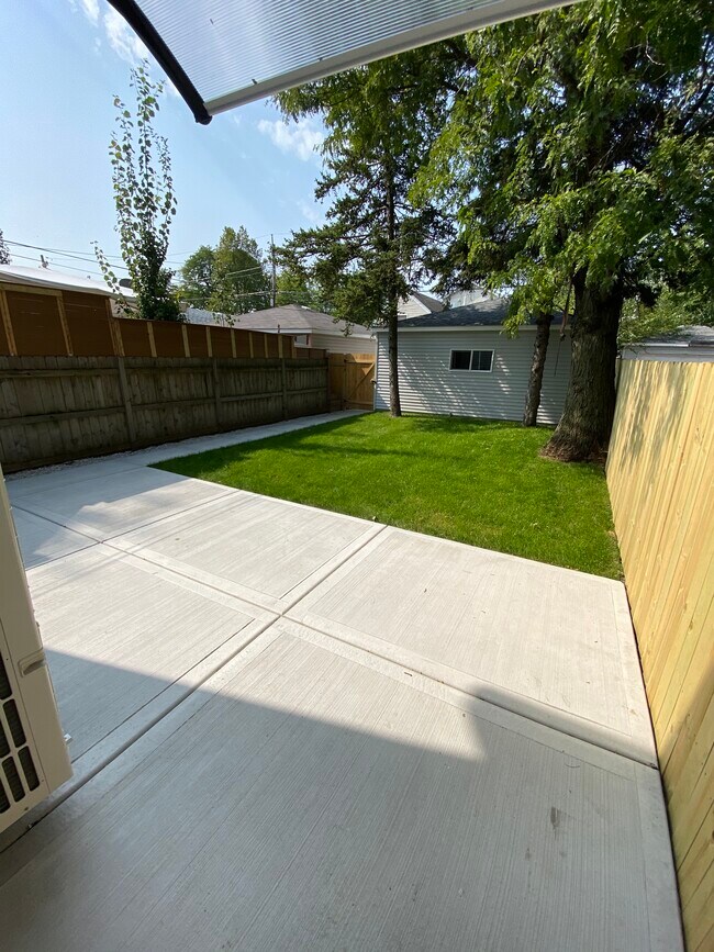 Well Maintained shared backyard - 4506 N Keystone Ave