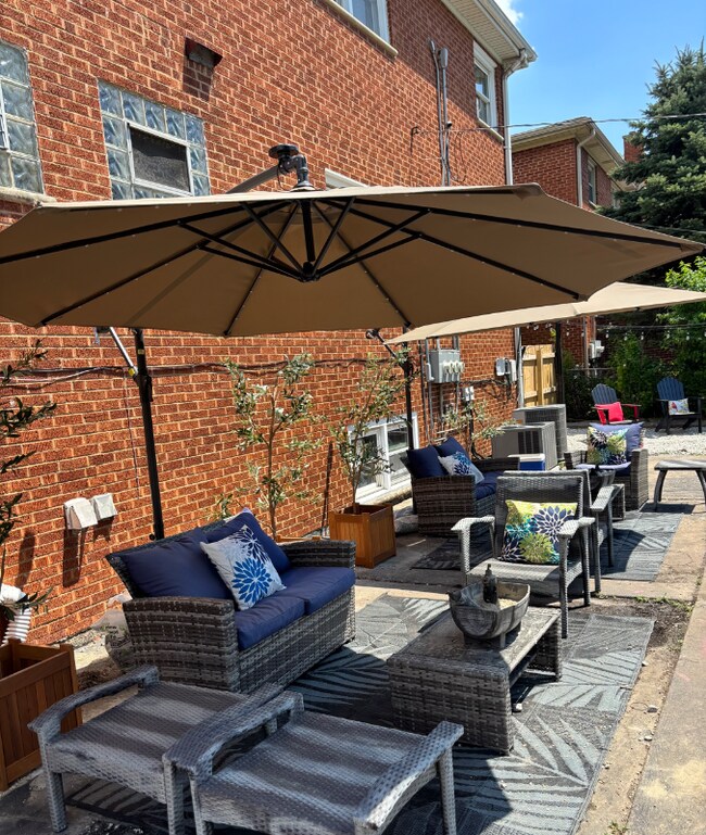 Foto del edificio - 10624 Mayfield Ave