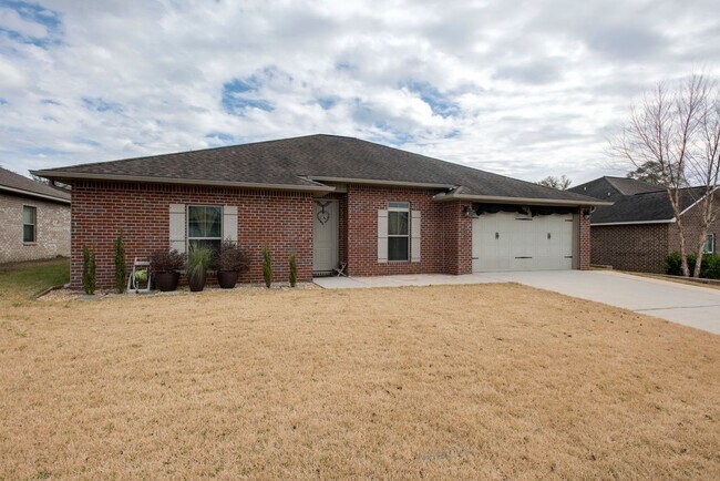 Foto del edificio - 4 Bedroom in South Crestview!!