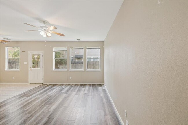 Foto del edificio - 16635 Newglen Ln