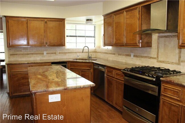 Building Photo - 4 br, 2 bath House - 300 Long Point Dr.