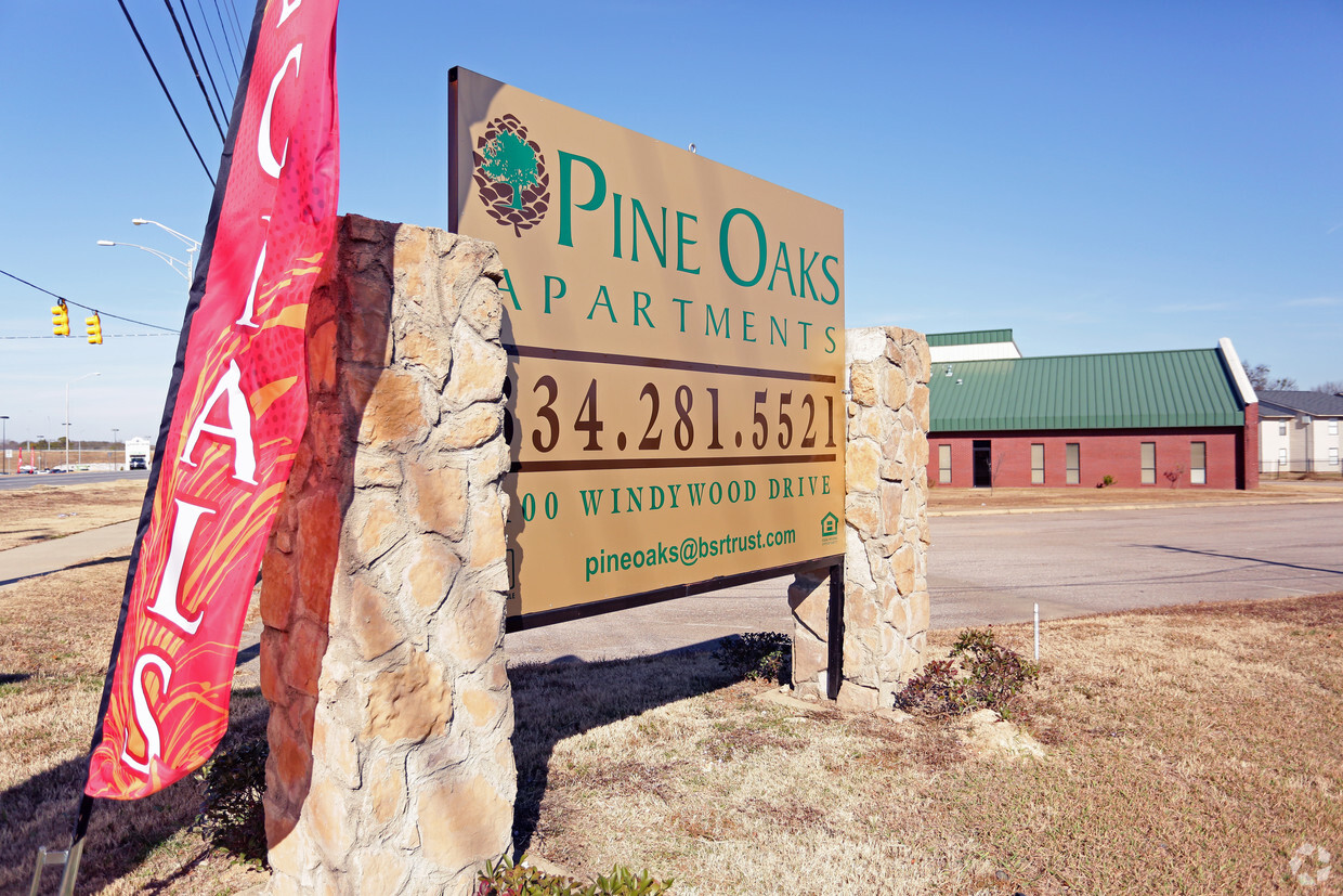 Foto del edificio - Pine Oaks Apartments