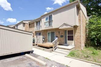 Building Photo - 629 Oakbrook W