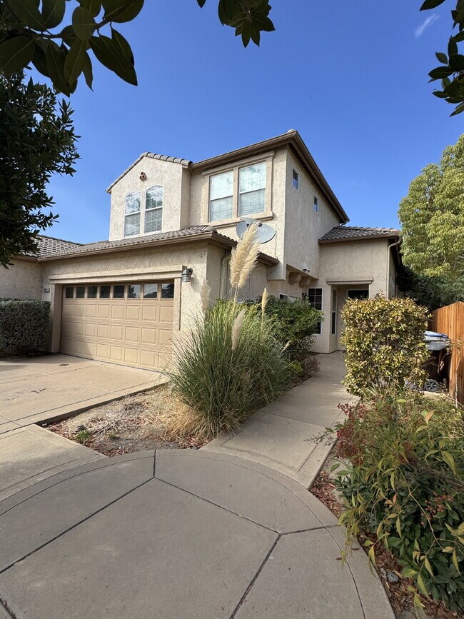 Building Photo - FIRST MONTH FREE RENT Luxurious 4-Bed, 4-B...