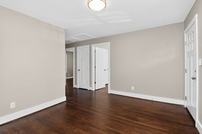 Building Photo - Beautiful 2 Bedroom Belmont Bungalow