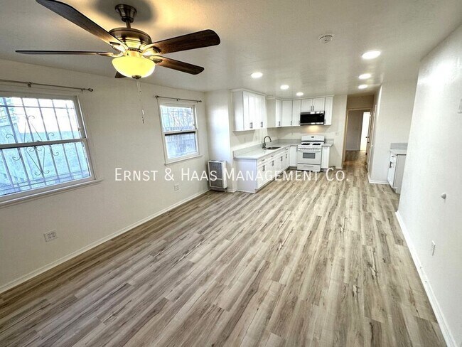 Building Photo - 622 E 7th St