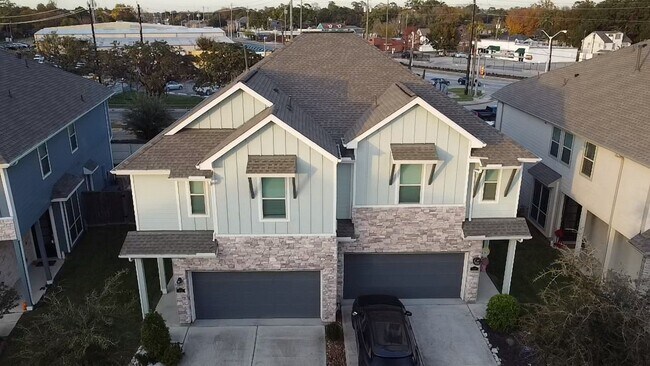 Foto del edificio - 211 Club Crest Ln