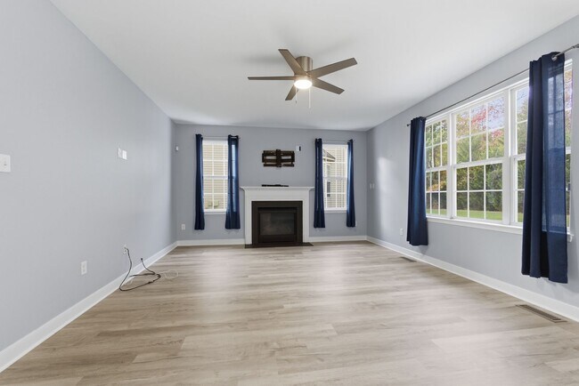 Building Photo - Stunning 4 BR/2.5 BA Single-Family Home in...