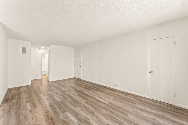 Building Photo - 714 W Knoll Dr