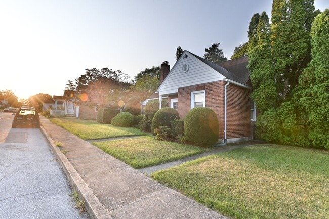 Foto del edificio - Quaint Single-Family Home on Sunnyside Ave