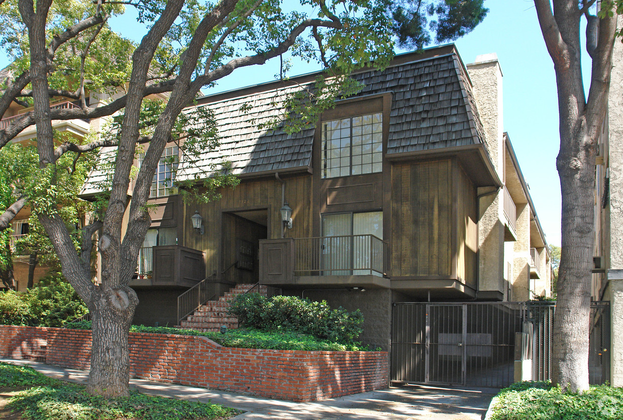 Primary Photo - 1120 N Kings Rd