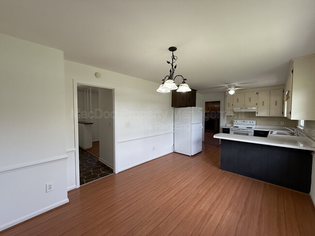 Building Photo - 1804 Sherwood Dr