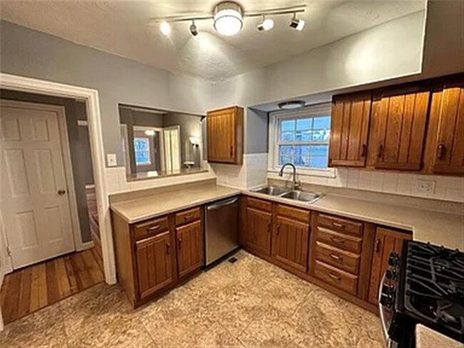 Building Photo - Charming 4 bedroom