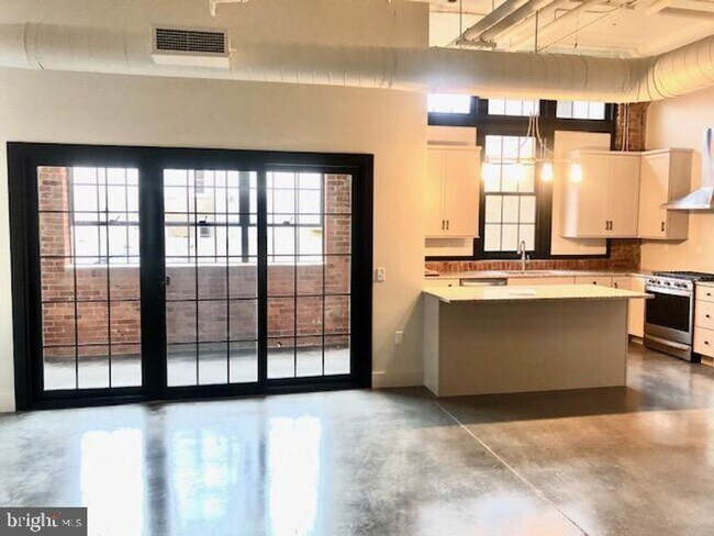 Building Photo - Stunning 2 BR/2.5 Bath Condo in Secluded L...