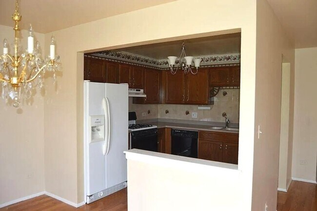 Building Photo - 877 Cross Creek Dr W