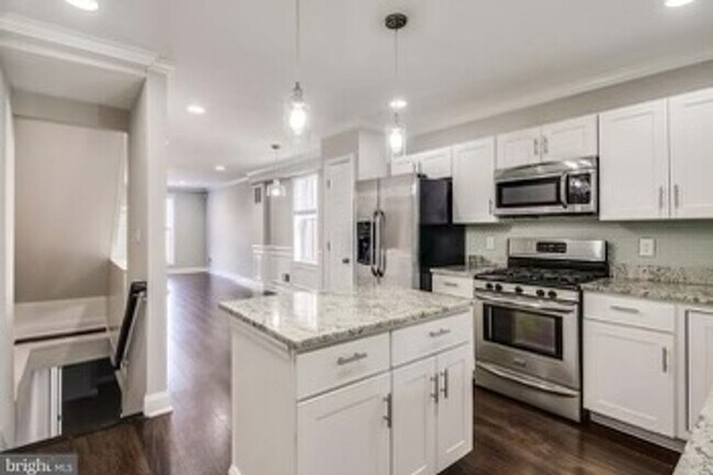 Building Photo - 601 S. East Avenue/3 Bedroom, 2 Bath Townh...