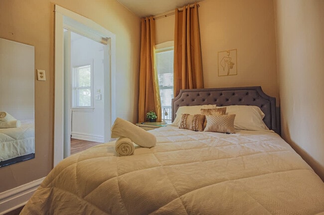 Building Photo - 839 Dunlop Ave