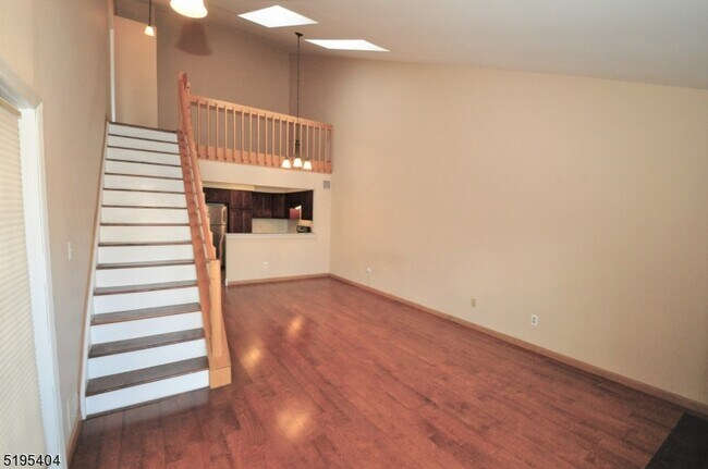 Building Photo - 352 Greenbriar Dr