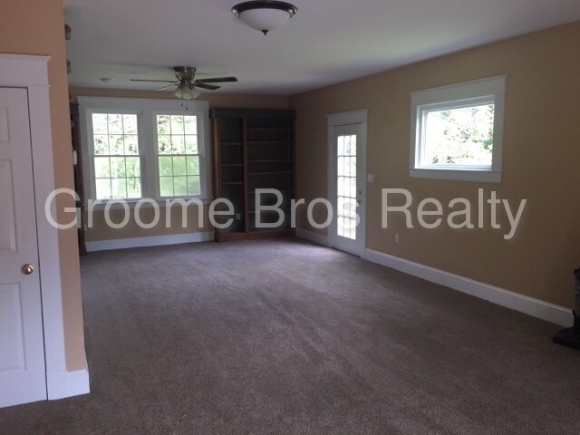 Foto del edificio - 8567 Camp Hill Rd