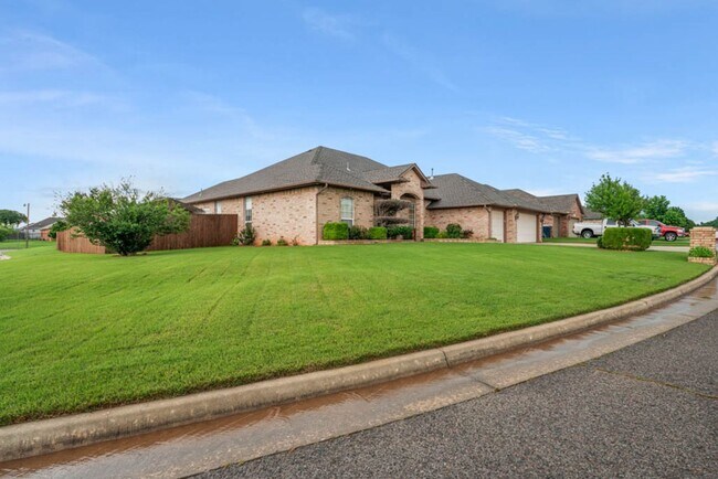 Building Photo - Gorgeous 4 Bed 3 Bath Home Near Tinker Air...