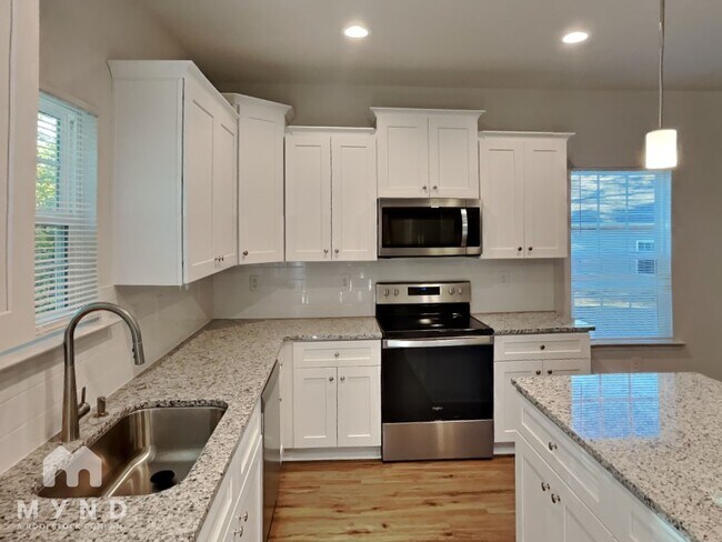 Building Photo - 201 S Skyland Dr