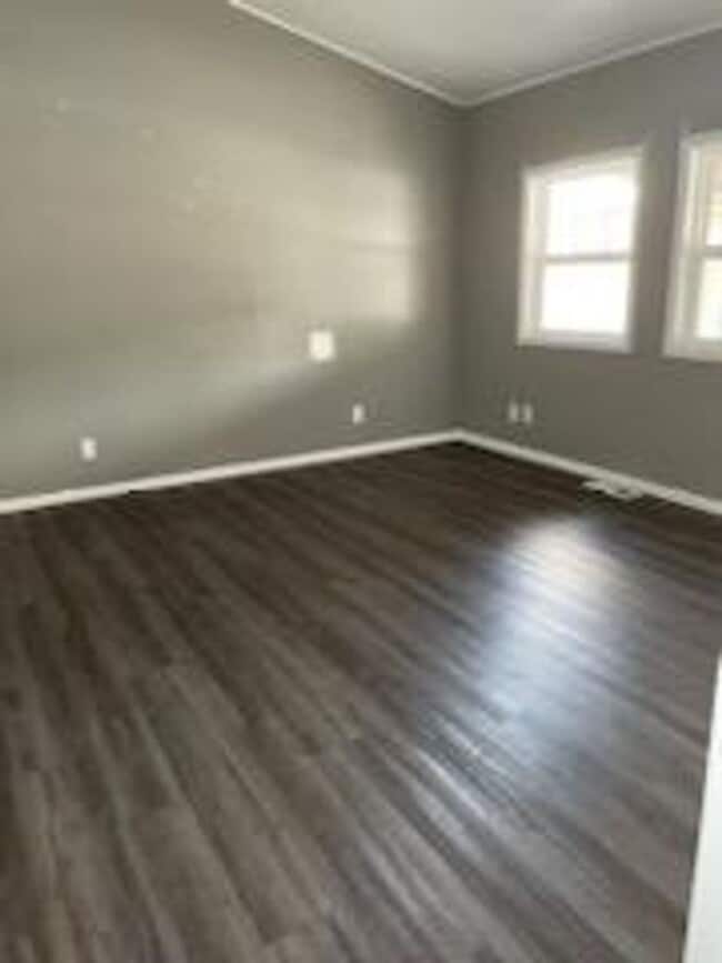 Building Photo - 3 bedroom 1 bath duplex