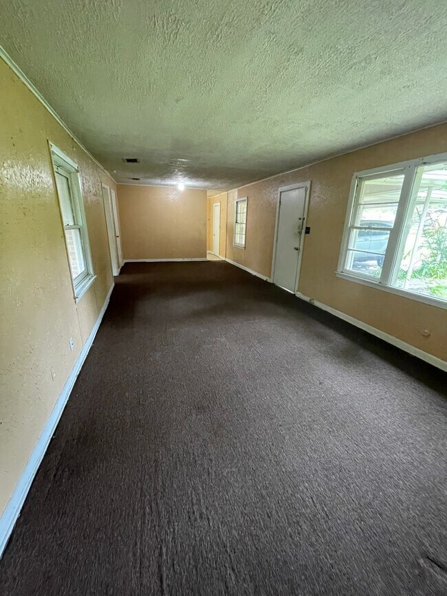 Foto del edificio - Spacious 3 Bedroom Home